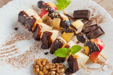 Десерт Фрукты в шоколаде