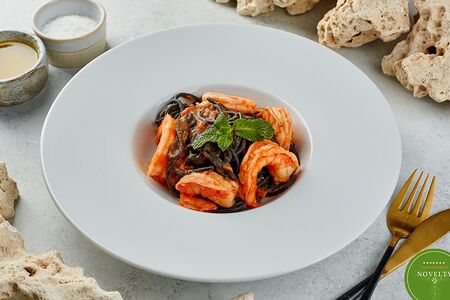 Черная паста с креветками 