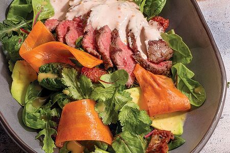 Салат с фланк стейком и вяленными томатами