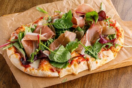 Пицца с миксом салата и пармой