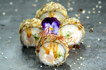 Жареный ролл с курицей