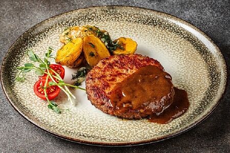 Котлета из говядины, начиненная орехами и сухофруктами, с молодым картофелем