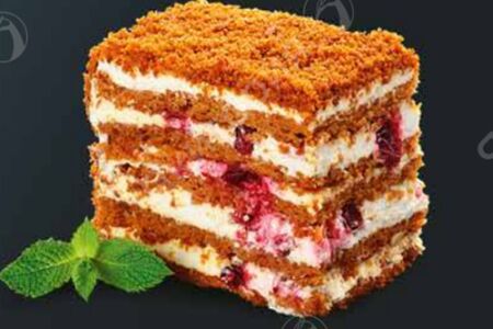 Медовый торт с брусникой