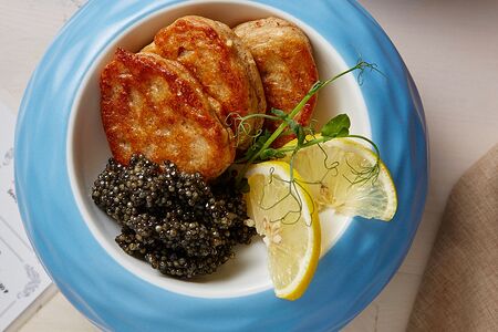 Икра осетровая с гречневыми оладьями