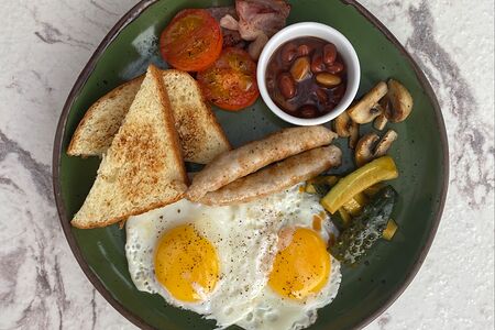 Большой английский завтрак с колбасками из индейки