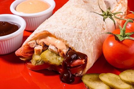 Техас со свининой, соусом барбекю и беконом