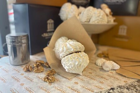 Безе с вареной сгущенкой и грецким орехом