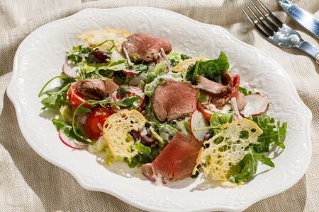 Салат с ростбифом