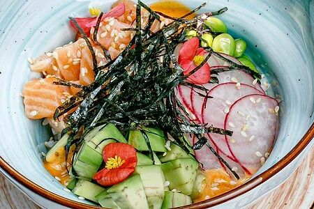 Поке с лососем и свежими овощами