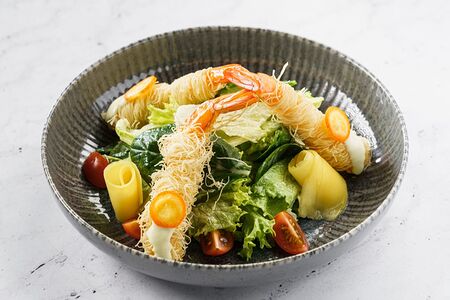 Салат с хрустящими креветками