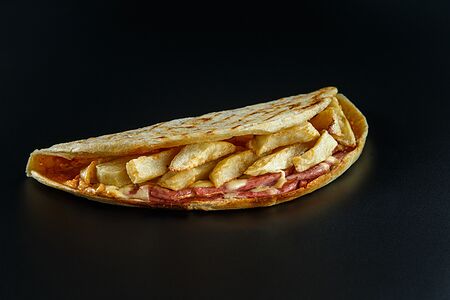 Пицца с колбасой и фри