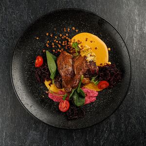Утка конфи со свекольно-тыквенным пюре и соусом карри