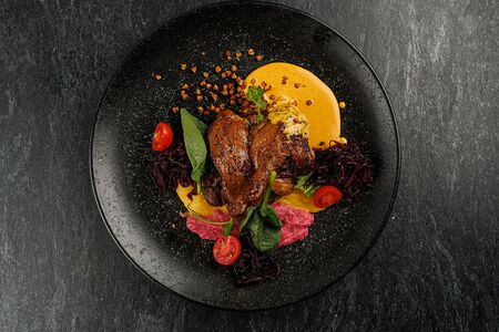 Утка конфи со свекольно-тыквенным пюре и соусом карри