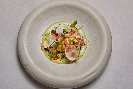 Тартар из лосося с ореховым соусом