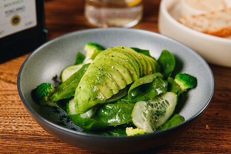 Зеленый салат с авокадо