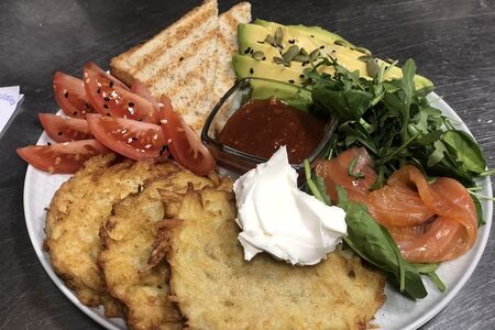 Боул с лососем, авокадо и картофельными драниками 