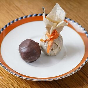 Конфета ручной работы Коко с кукурузными хлопьями и орехами