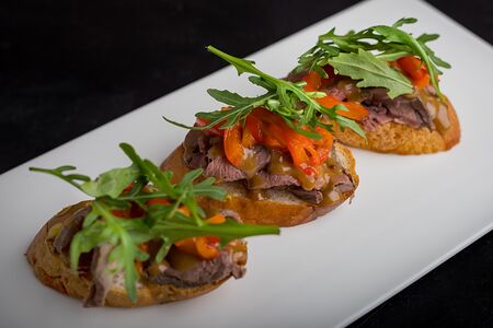 Брускетта с ростбифом