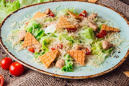 Салат Цезарь с курицей
