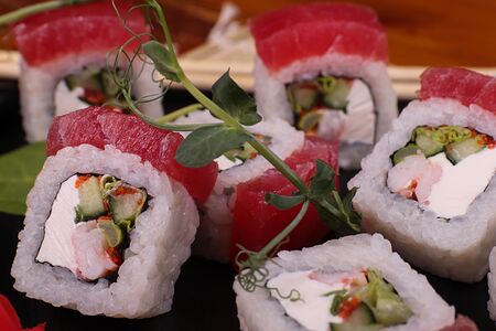 Ролл с тунцом и креветкой