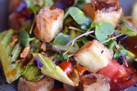 Салат с жареным баклажаном