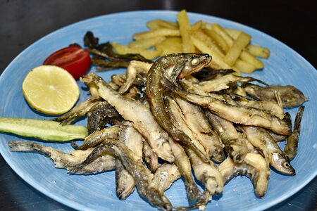 Корюшка ладожская с картошечкой и огурчиком