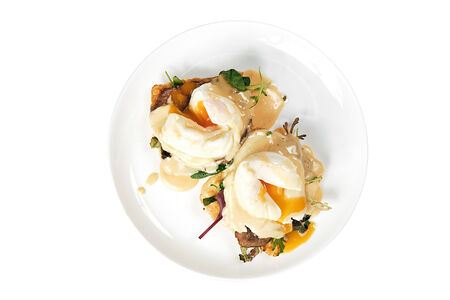 Яйцо Бенедикт с ростбифом и моцареллой