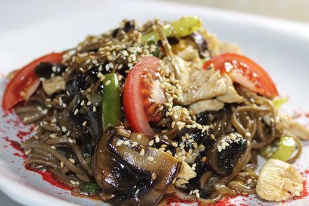 Соба с говядиной и овощами