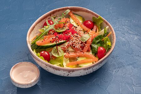 Салат с копченым лососем