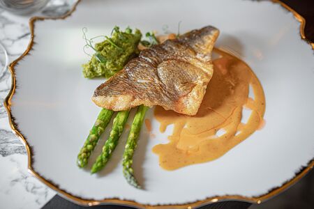 Филе дорадо со спаржей