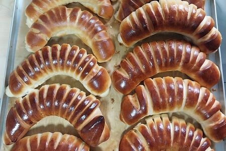 Булочка с ягодным повидлом