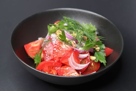 Розовые томаты и крымский лук