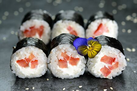 Малый ролл: помидорка, сыр