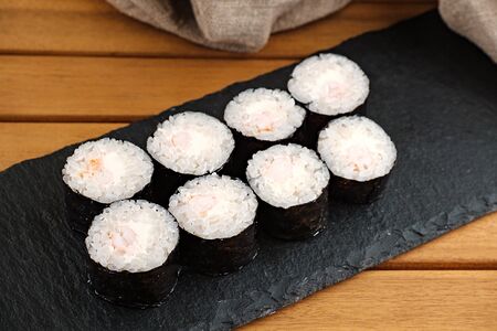 Ролл с креветкой