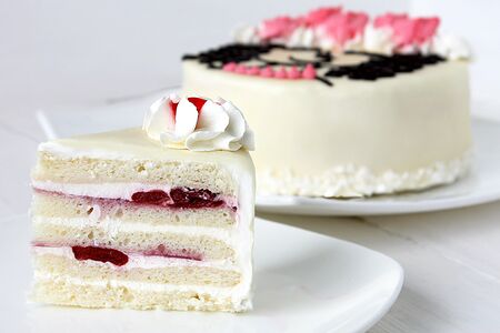 Торт Молочная девочка с вишенкой