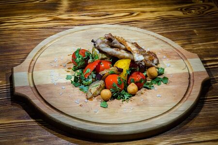 Каре ягненка запеченное с корицей, медом и яблоком