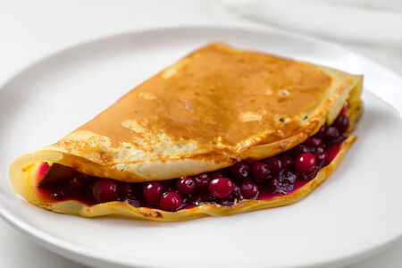 Блин с клюквой протертой с сахаром