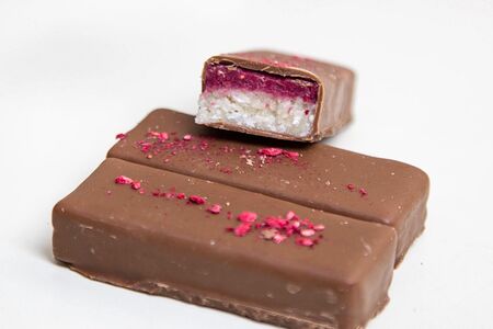 Raw Кокосовый с малиновым джемом