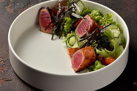 Салат с тунцом и вялеными томатами