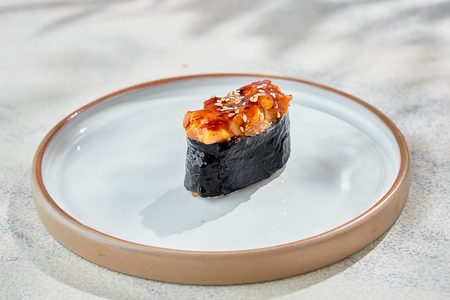 Гункан с лососем