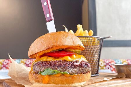 Бургер чеддер с картофелем и кетчупом