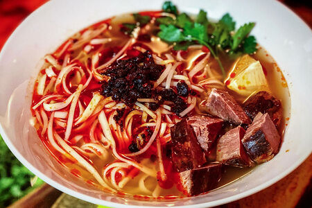 Лапша в говяжьем бульоне Ниу Жоу Мьен