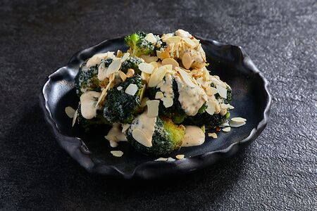 Брокколи в орехово-кунжутном соусе с миндалем