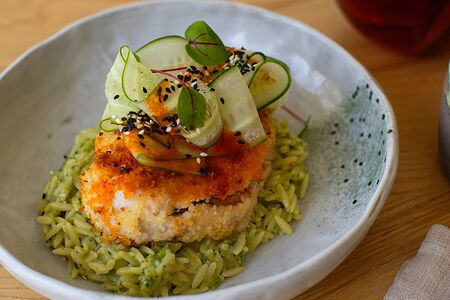 Курица с сырной начинкой и орзо с песто