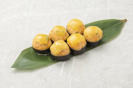 Горячий ролл с креветкой и сырным соусом