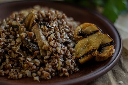 Гречка отварная с грибами и луком