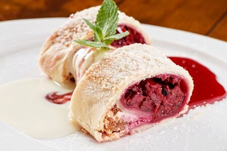 Штрудель с вишней