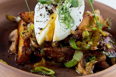 Жаренный картофель с грибами и яйцом пашот