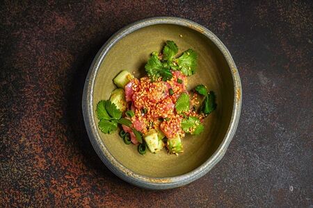 Тартар из тунца с ореховым соусом