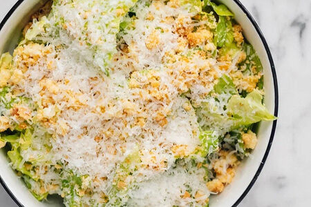 Салат ромейн с соусом цезарь